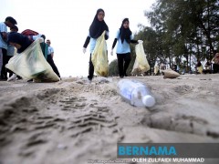 Botol plastik sampah terbanyak di Pantai Pelindung