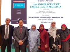 The Chief Justice of Malaysia launches a book written by lecturers from AIKOL